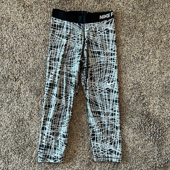 Nike Pants - NIKE PRO capri spandex size M